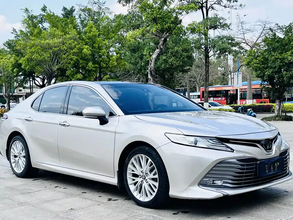Toyota Camry — фото 2