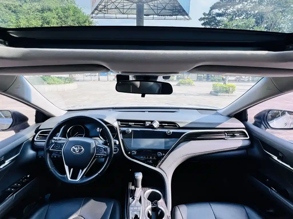 Toyota Camry — фото 11