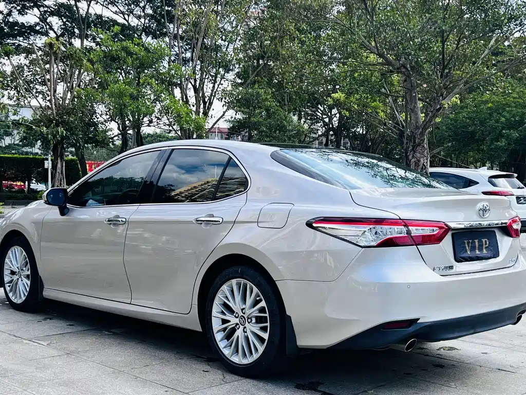 Toyota Camry — фото 5