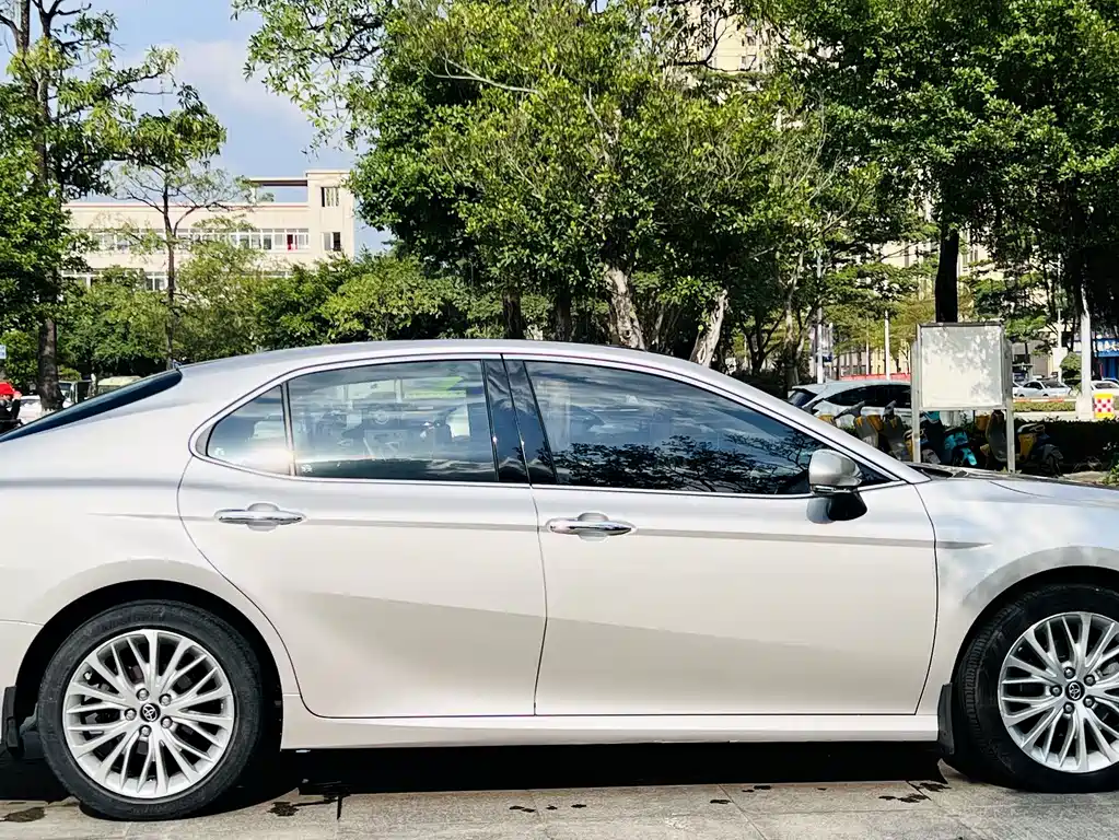 Toyota Camry — фото 8