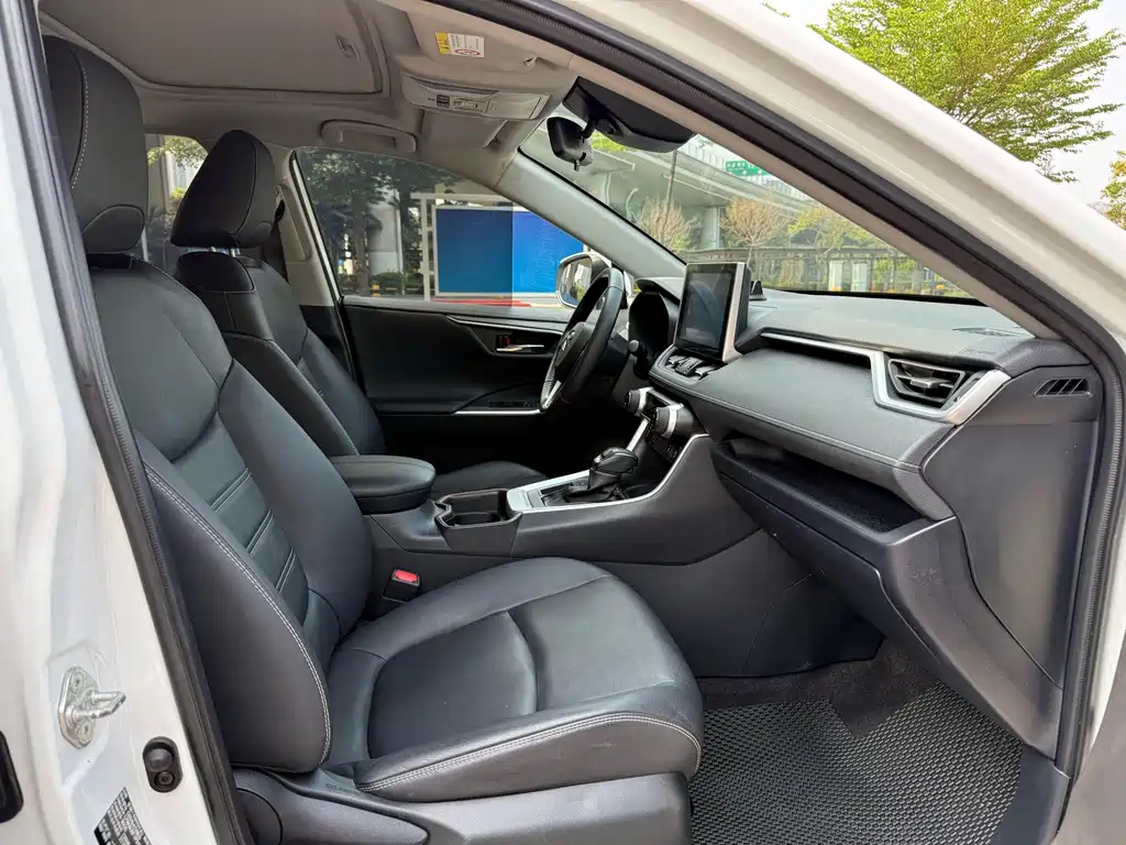 Toyota RAV4 — фото 11