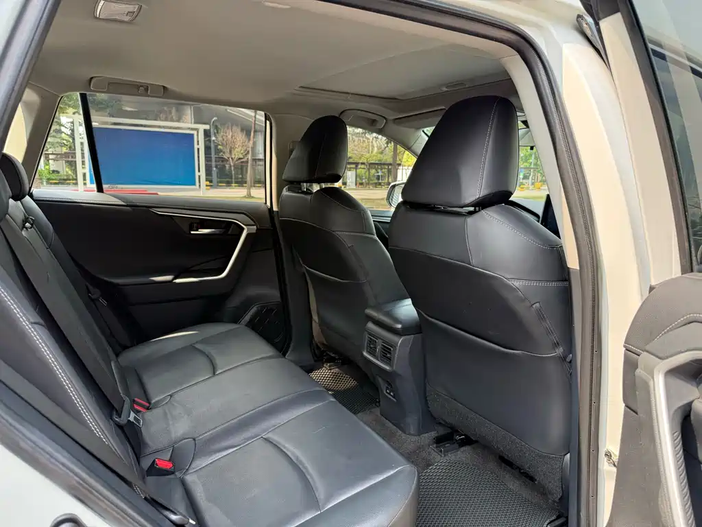 Toyota RAV4 — фото 17