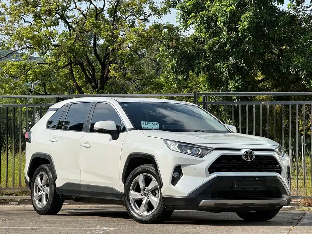 Toyota RAV4 — фото 3