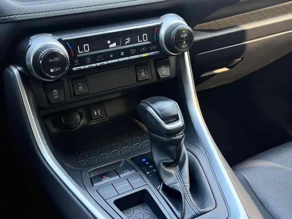 Toyota RAV4 — фото 5