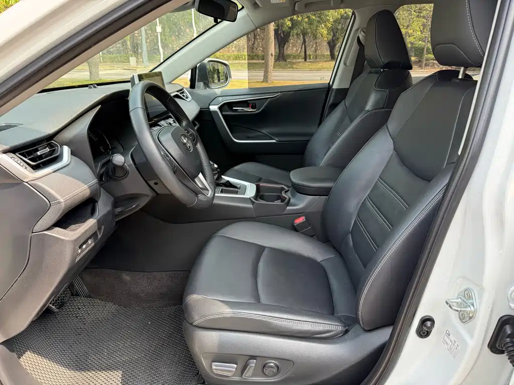 Toyota RAV4 — фото 9