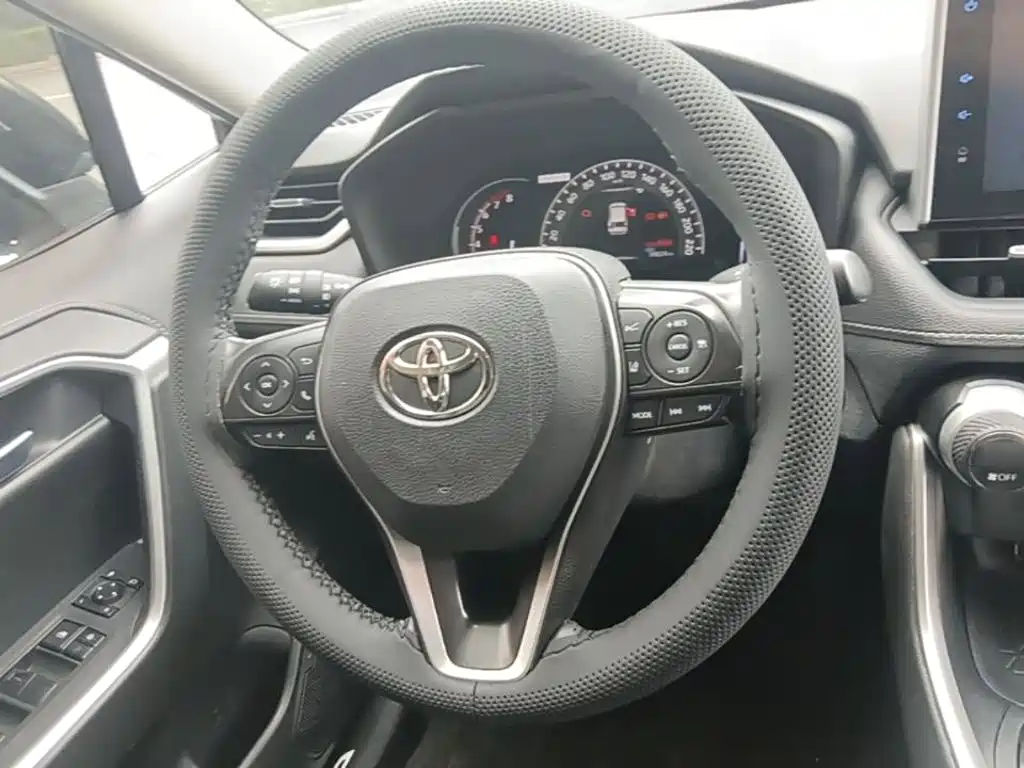 Toyota RAV4 — фото 11