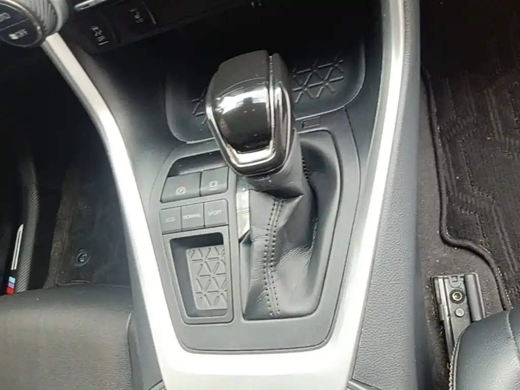 Toyota RAV4 — фото 14