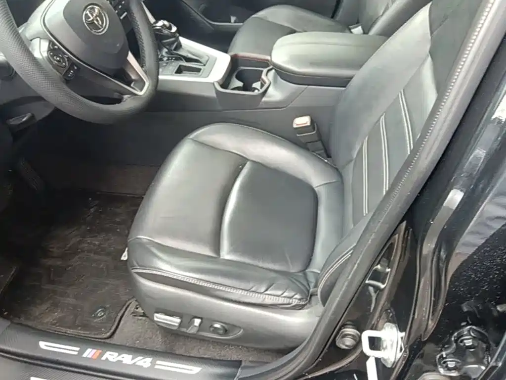 Toyota RAV4 — фото 15