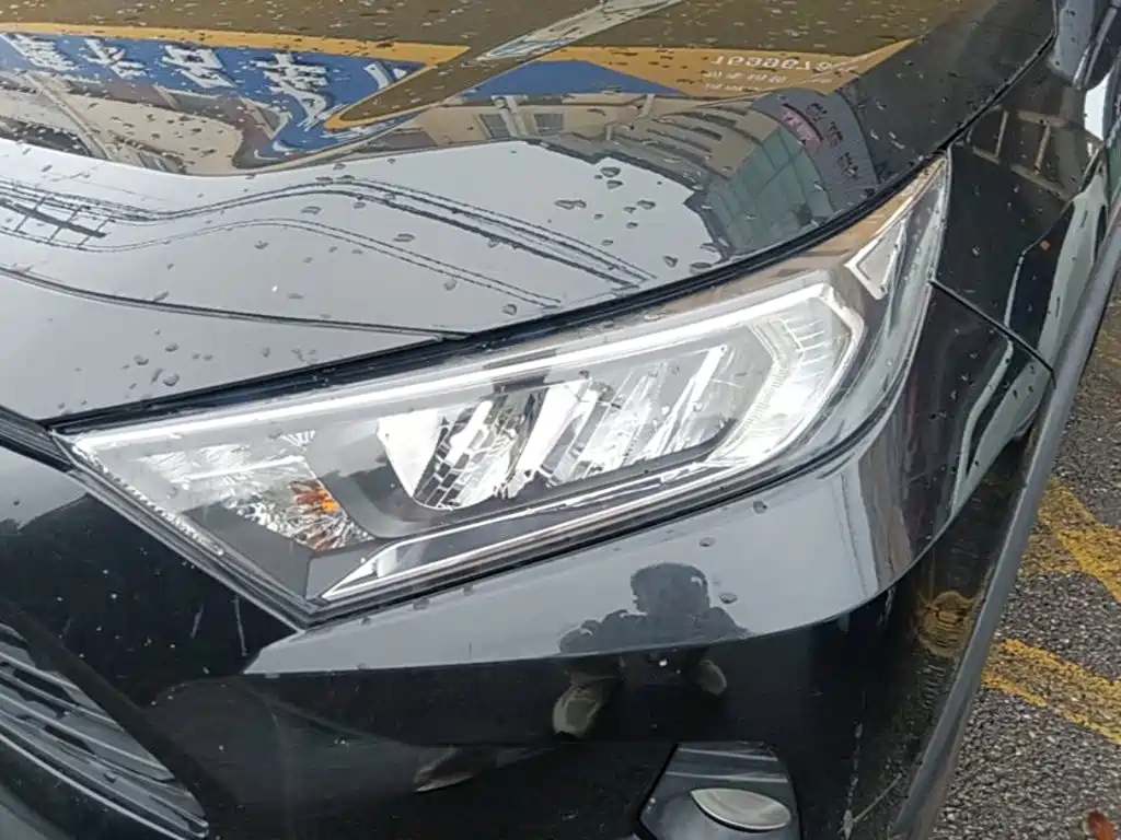 Toyota RAV4 — фото 24