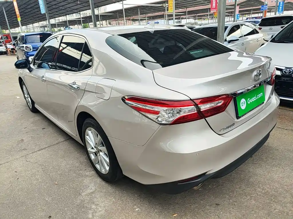Toyota Camry — фото 5