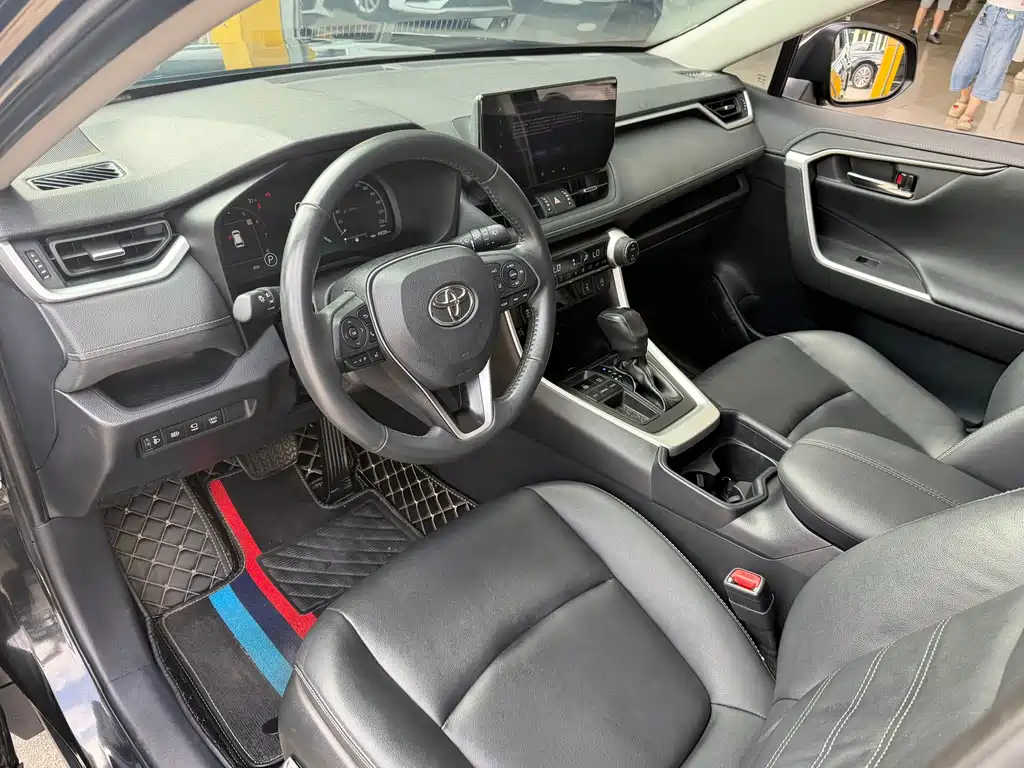 Toyota RAV4 — фото 5
