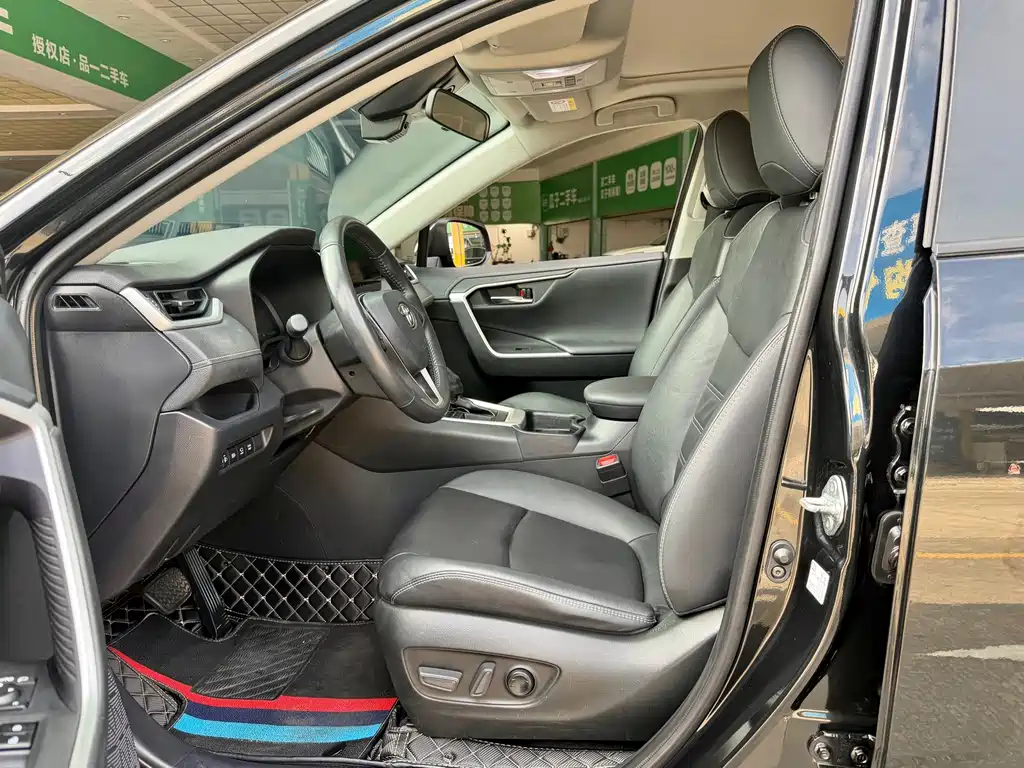 Toyota RAV4 — фото 6