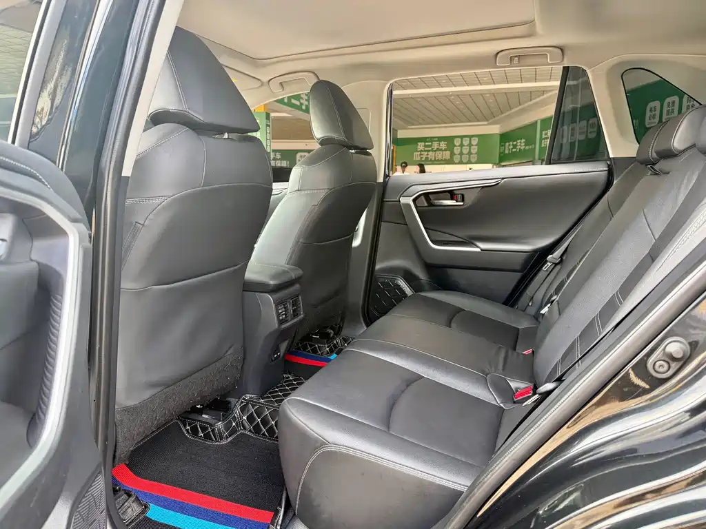 Toyota RAV4 — фото 7