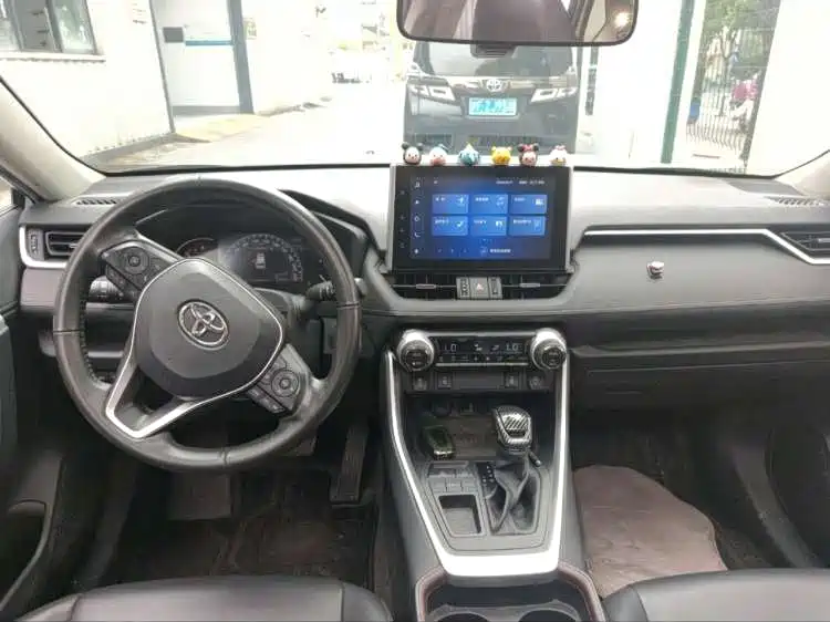 Toyota RAV4 — фото 5