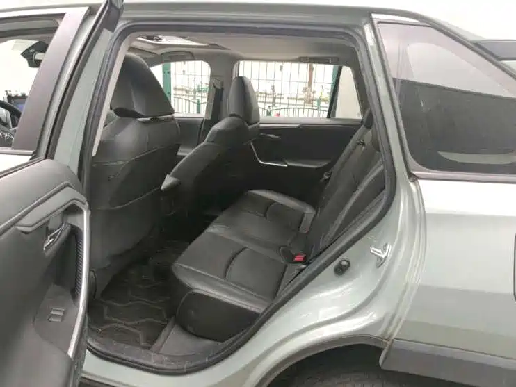 Toyota RAV4 — фото 8