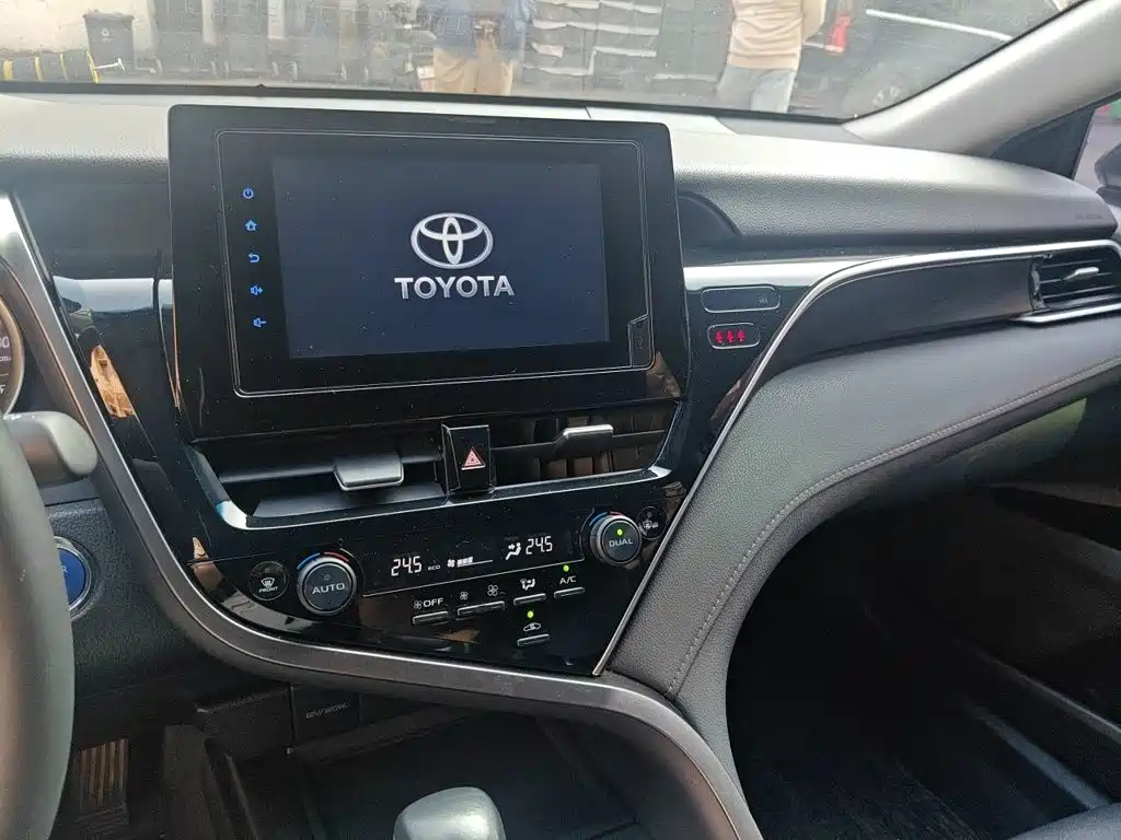 Toyota Camry — фото 9