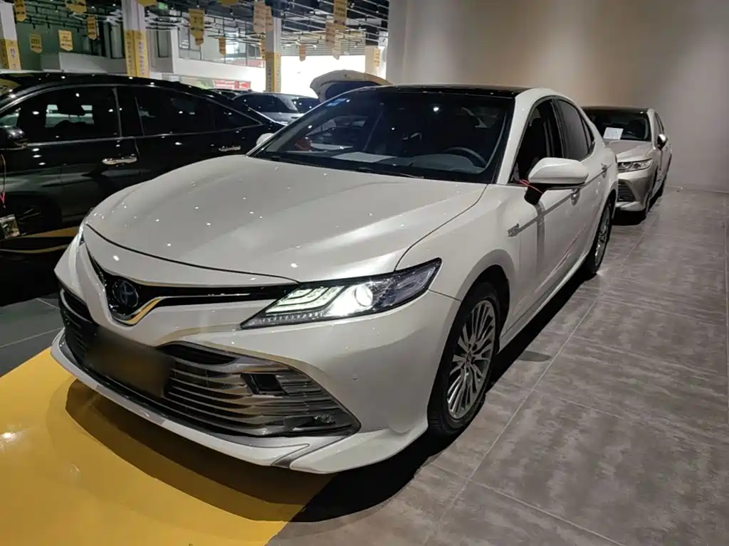 Toyota Camry — фото 2