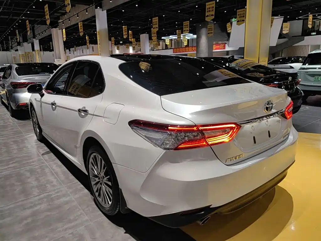 Toyota Camry — фото 5
