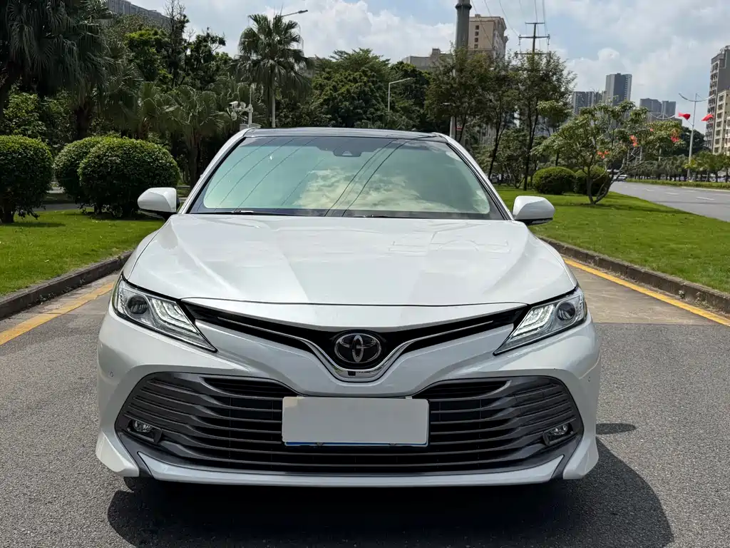 Toyota Camry — фото 2