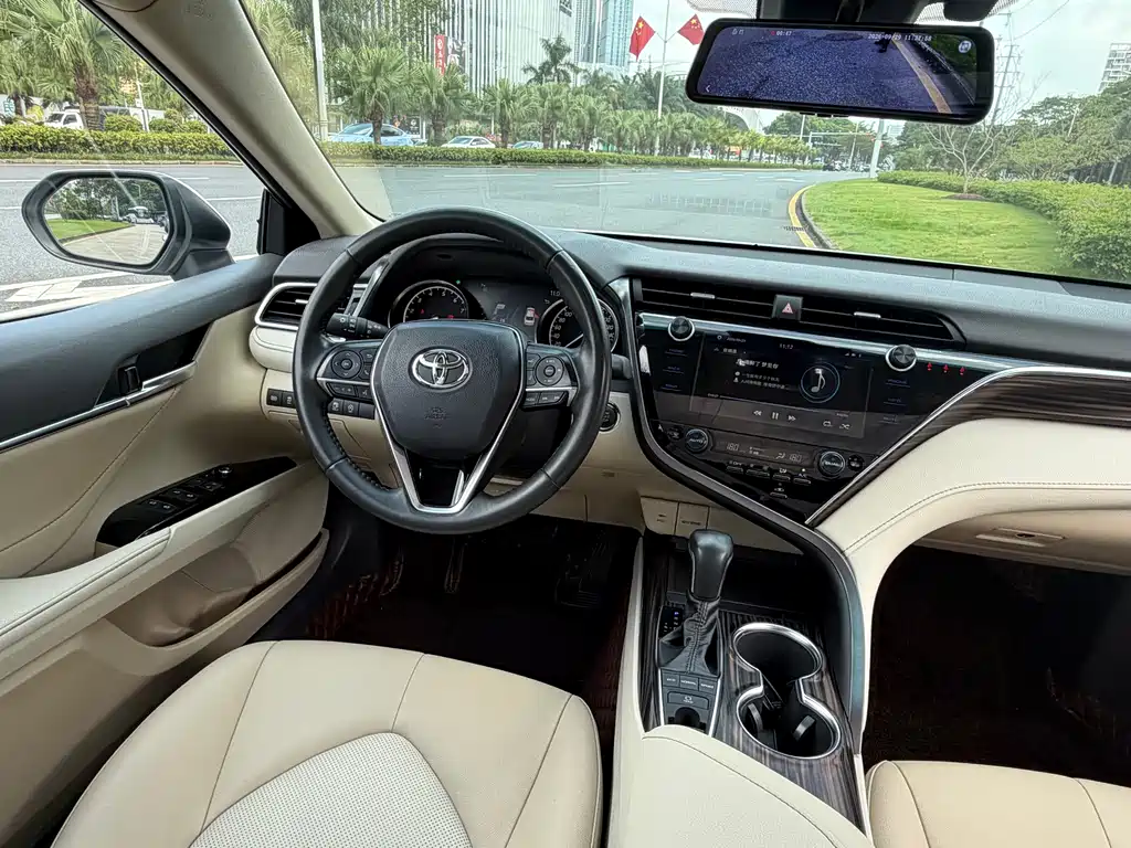 Toyota Camry — фото 14