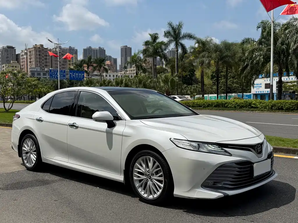 Toyota Camry — фото 3