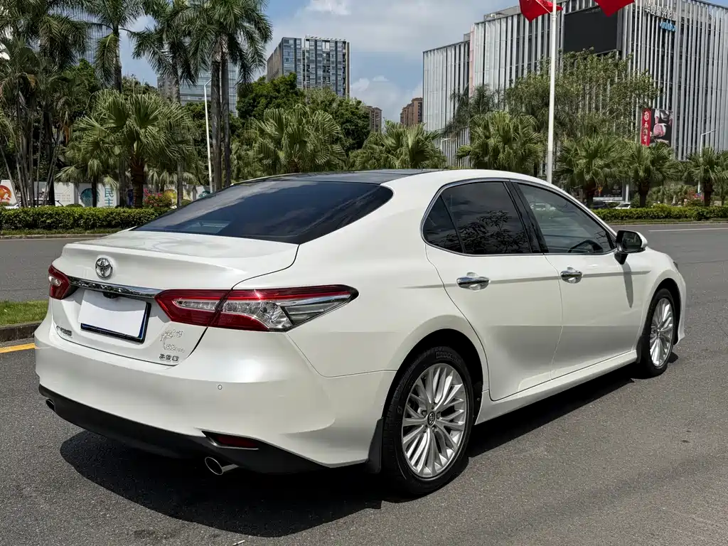 Toyota Camry — фото 4