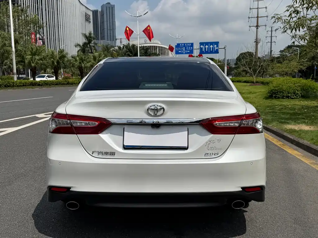 Toyota Camry — фото 5