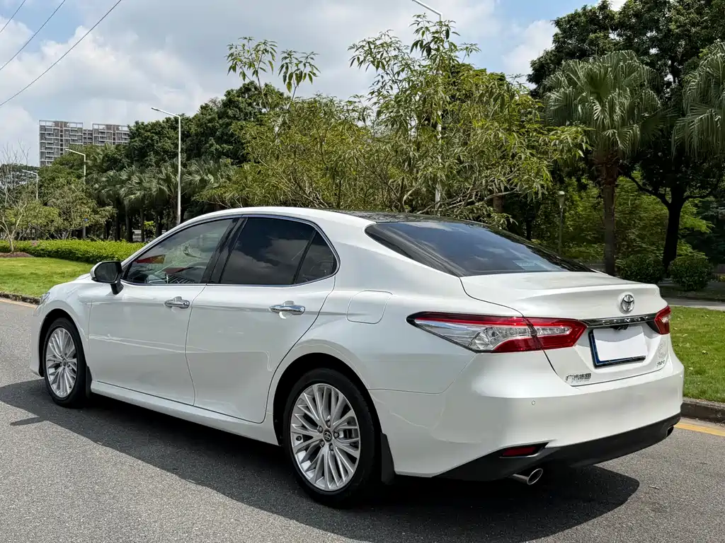 Toyota Camry — фото 6