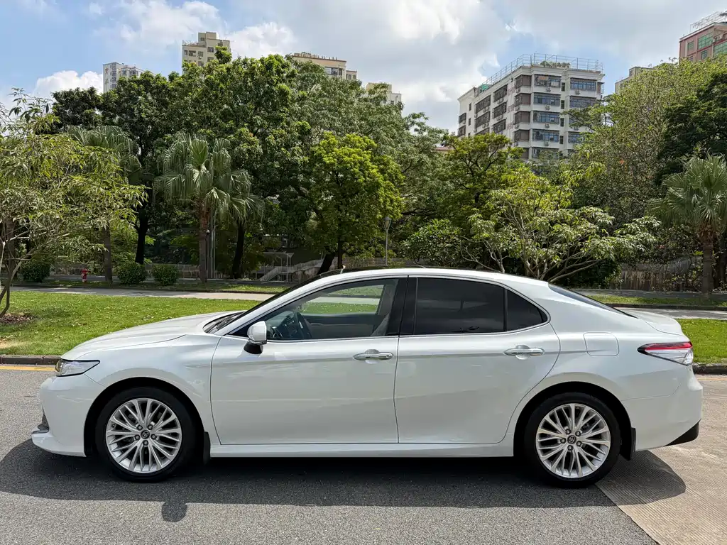 Toyota Camry — фото 7