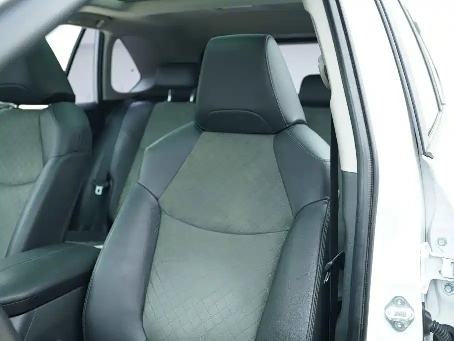Toyota RAV4 — фото 11