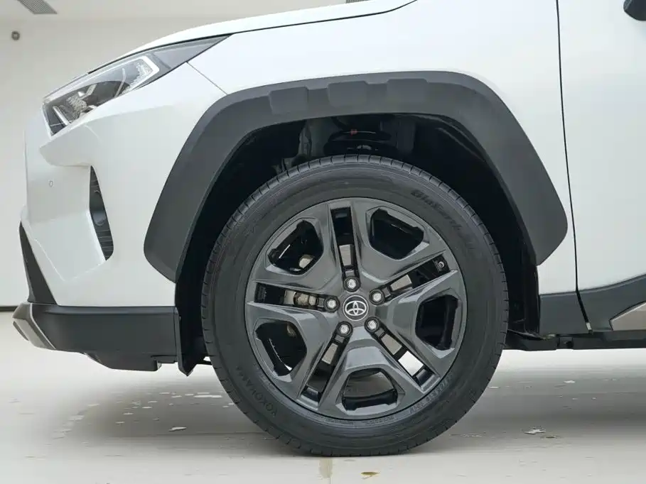 Toyota RAV4 — фото 13