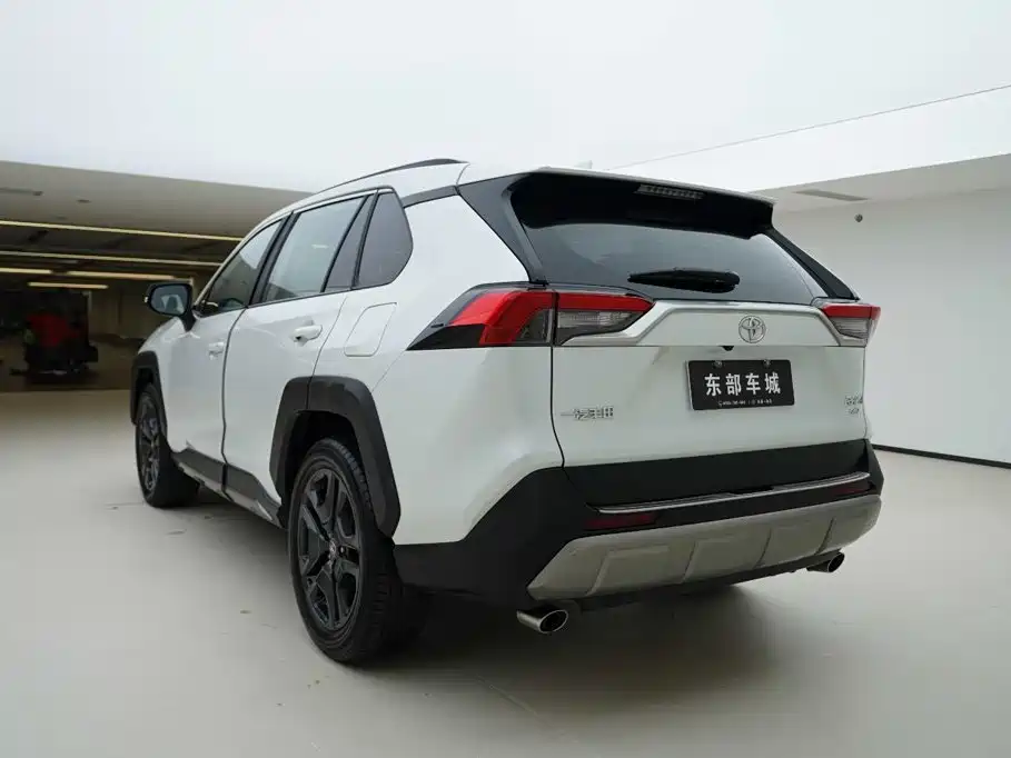 Toyota RAV4 — фото 4