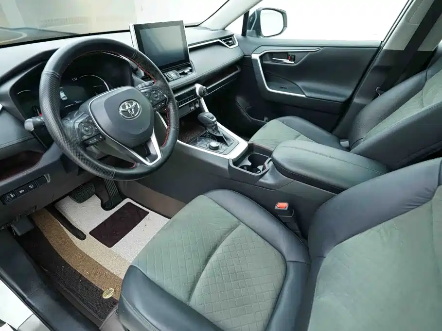 Toyota RAV4 — фото 8
