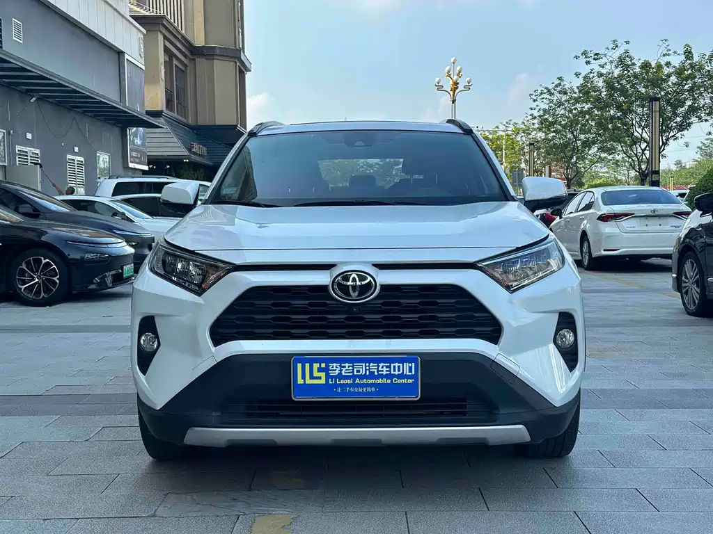 Toyota RAV4 — фото 2