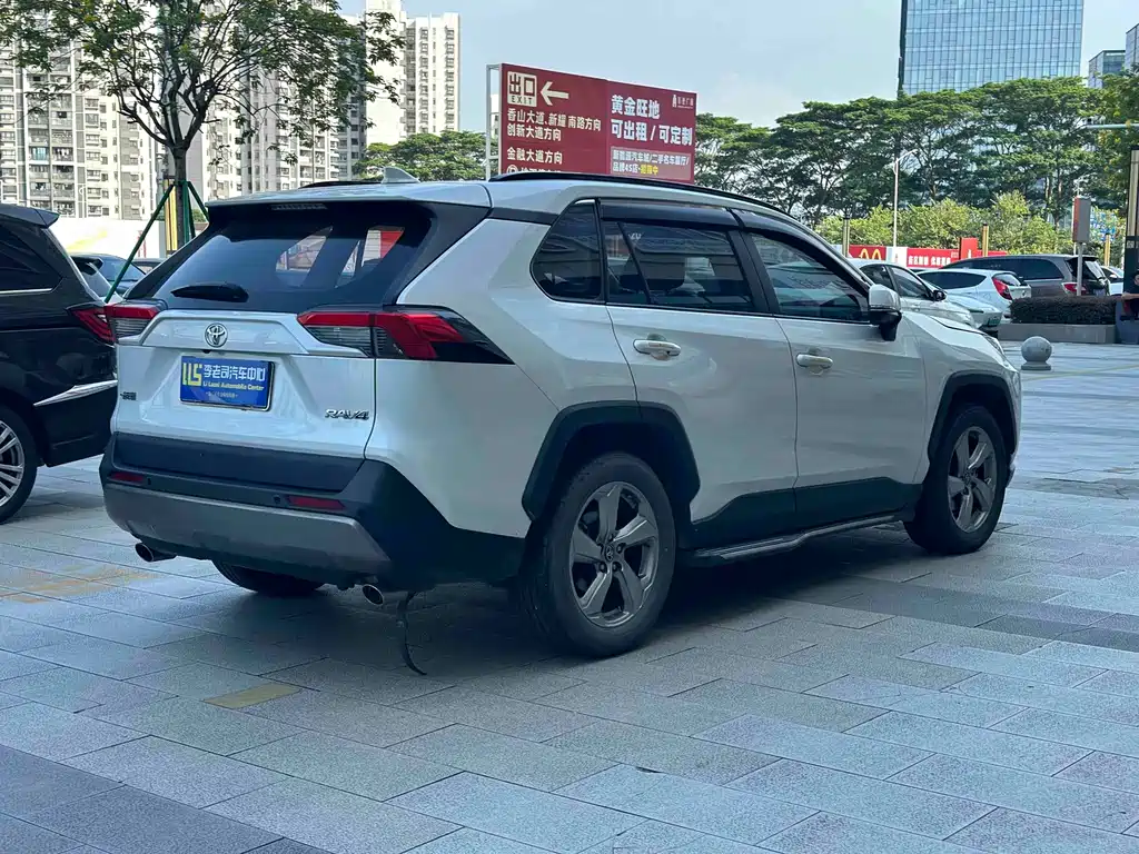 Toyota RAV4 — фото 4