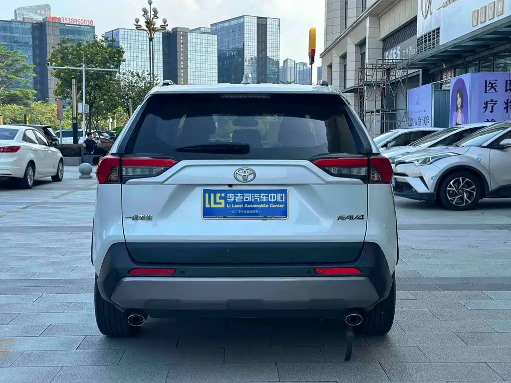Toyota RAV4 — фото 5