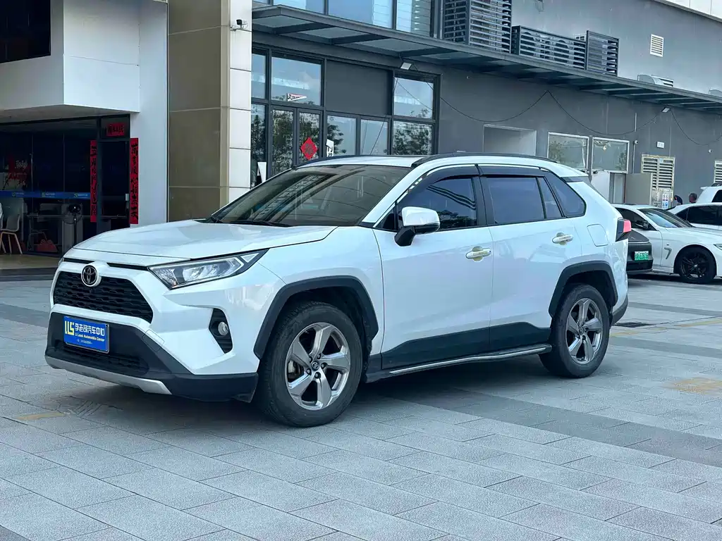 Toyota RAV4 — фото 1