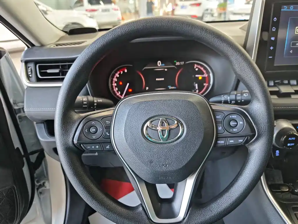 Toyota RAV4 — фото 7