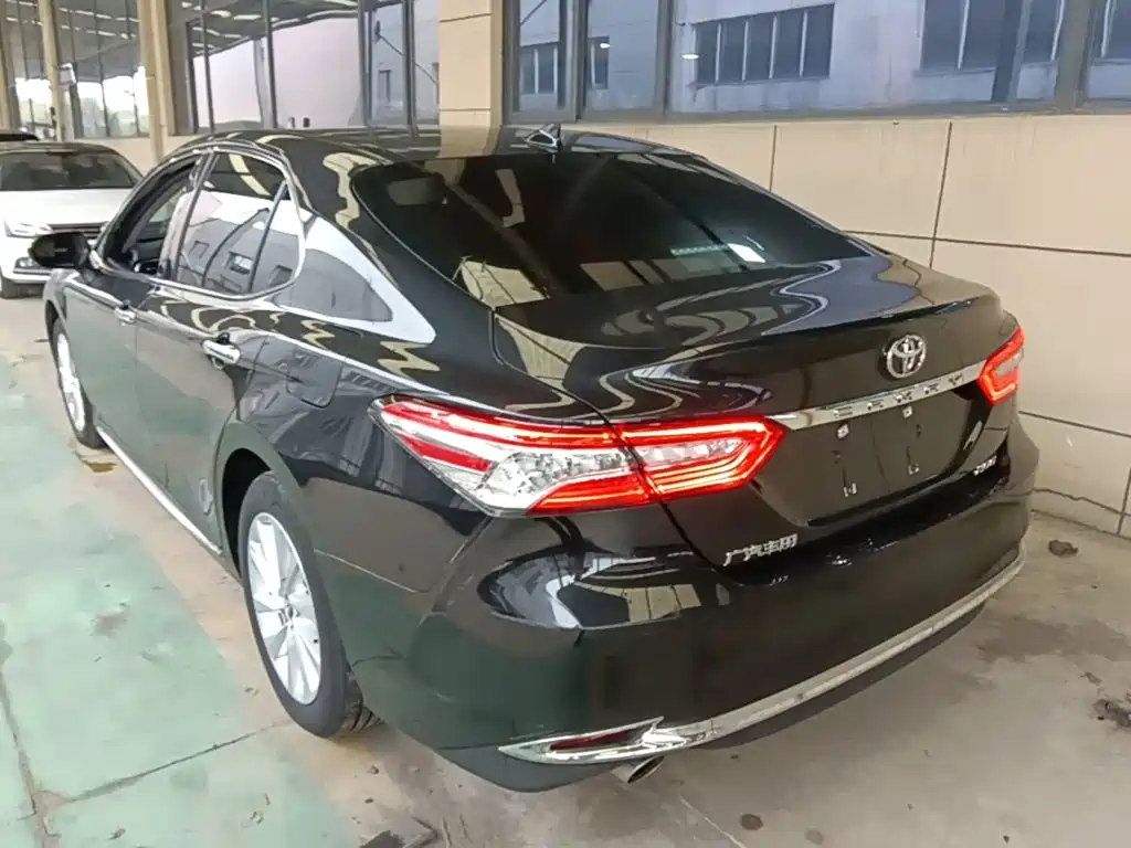 Toyota Camry — фото 5