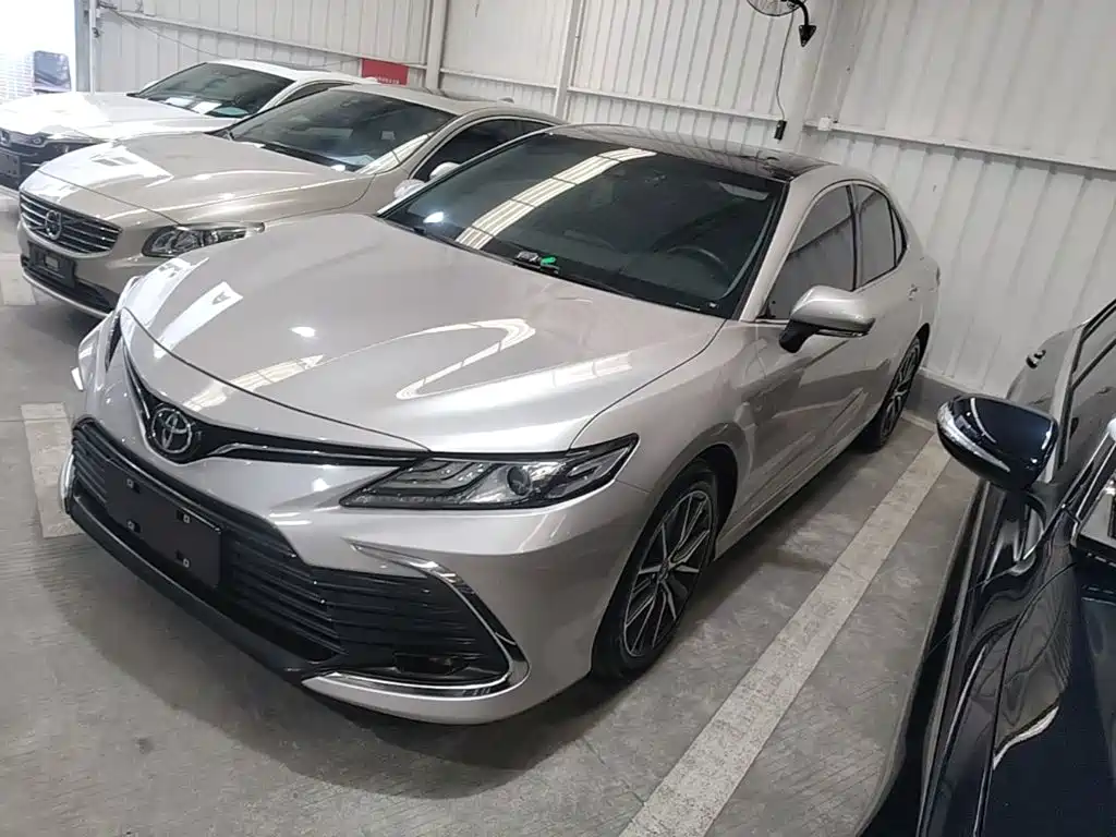Toyota Camry — фото 2
