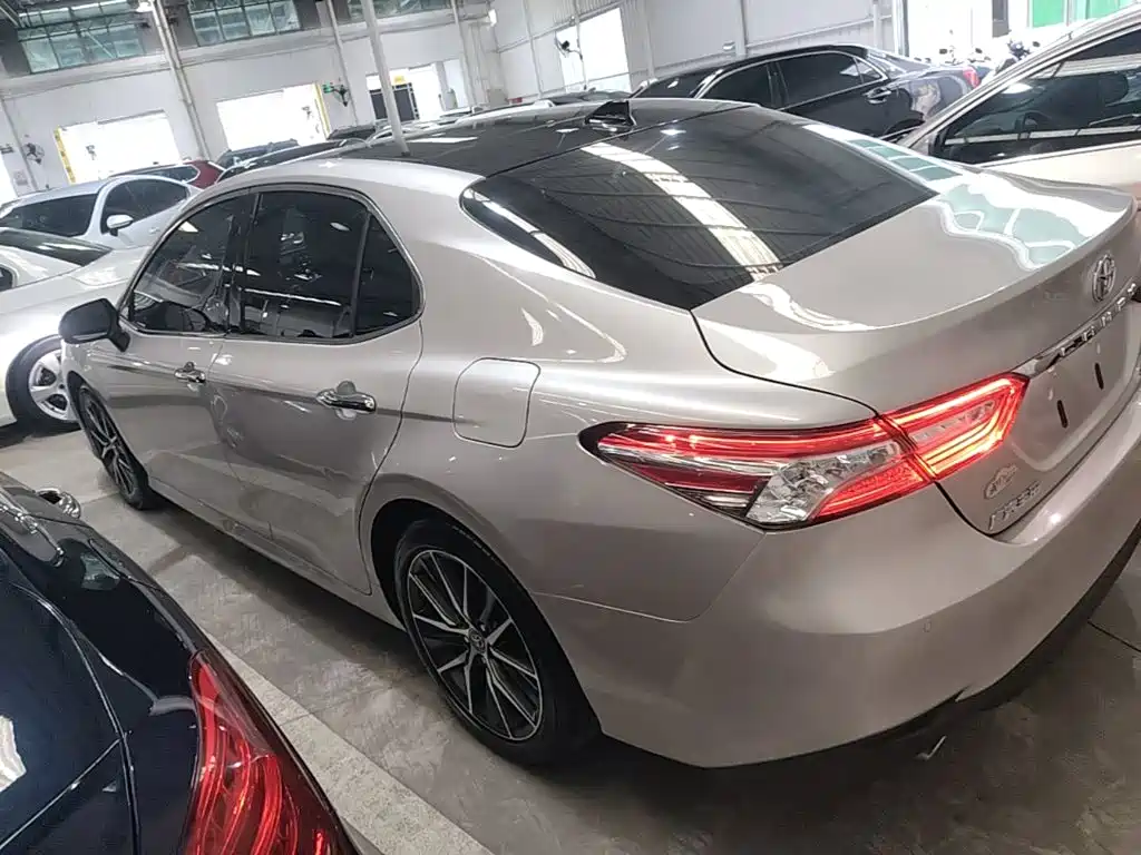 Toyota Camry — фото 5
