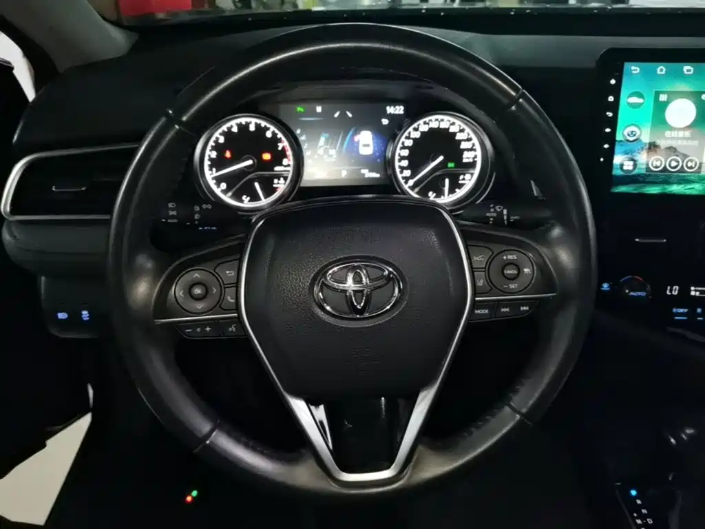 Toyota Camry — фото 11