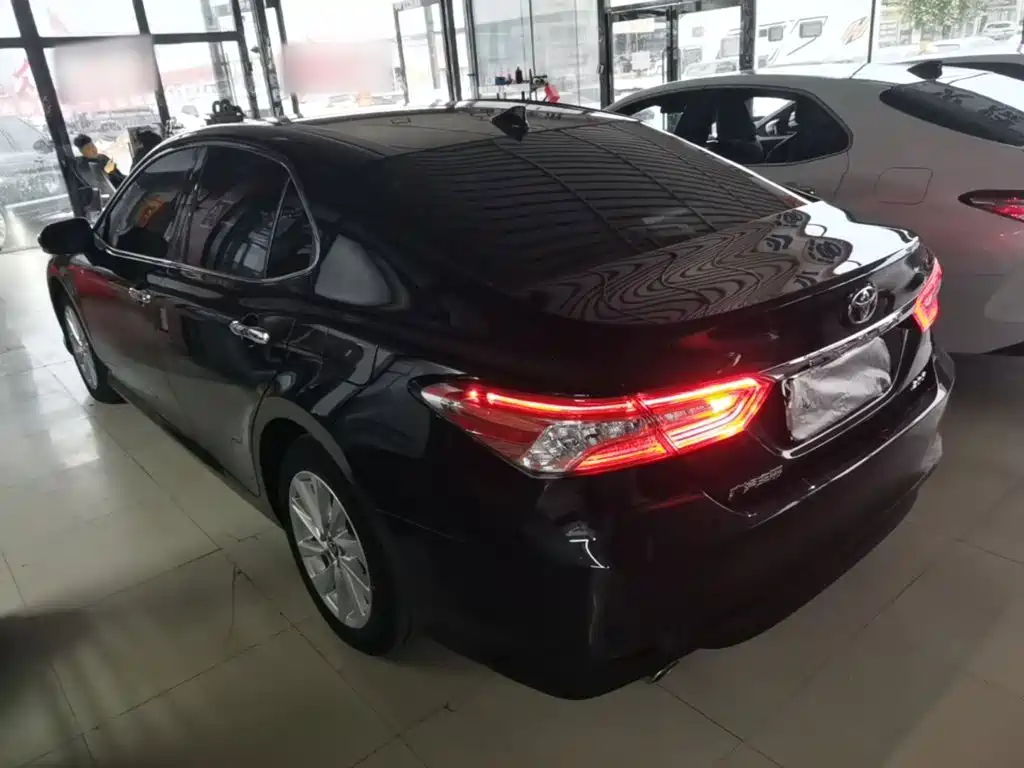 Toyota Camry — фото 5