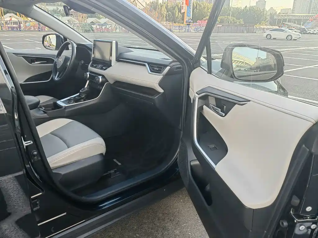 Toyota RAV4 — фото 11