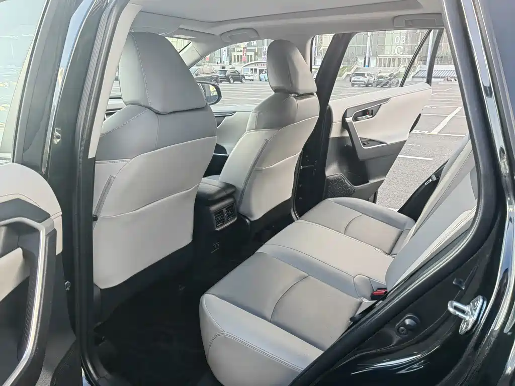 Toyota RAV4 — фото 13
