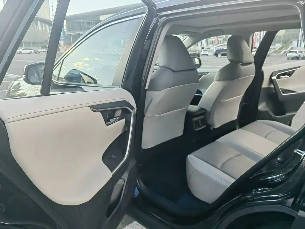 Toyota RAV4 — фото 14
