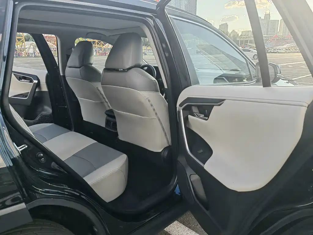 Toyota RAV4 — фото 15