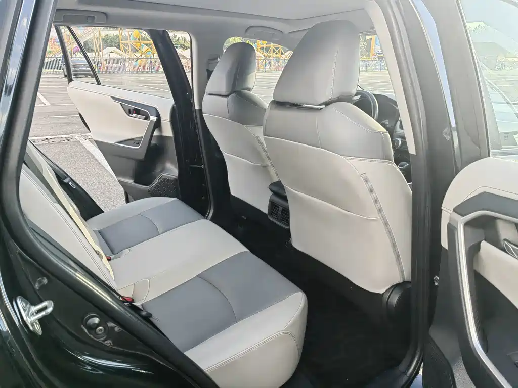 Toyota RAV4 — фото 16