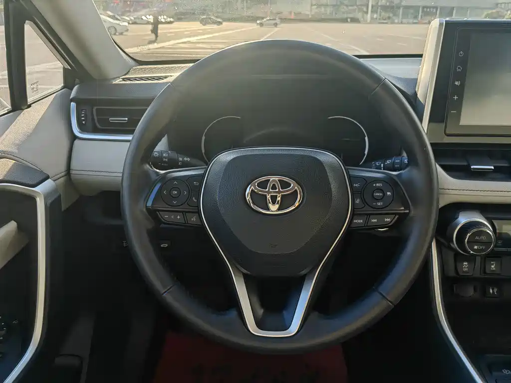 Toyota RAV4 — фото 17