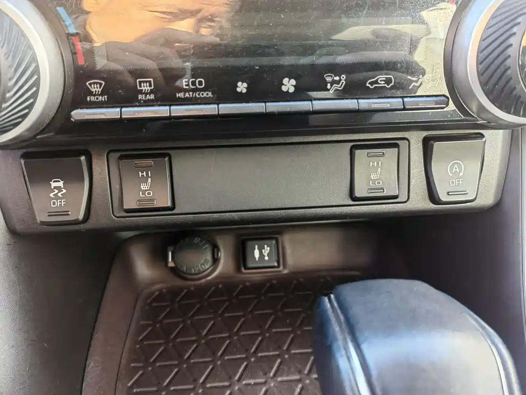 Toyota RAV4 — фото 23